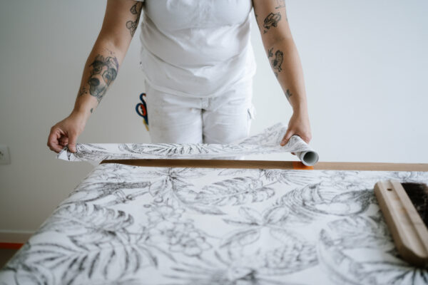 Toile à peindre, peinture, papier peint : que choisir selon vos murs ?