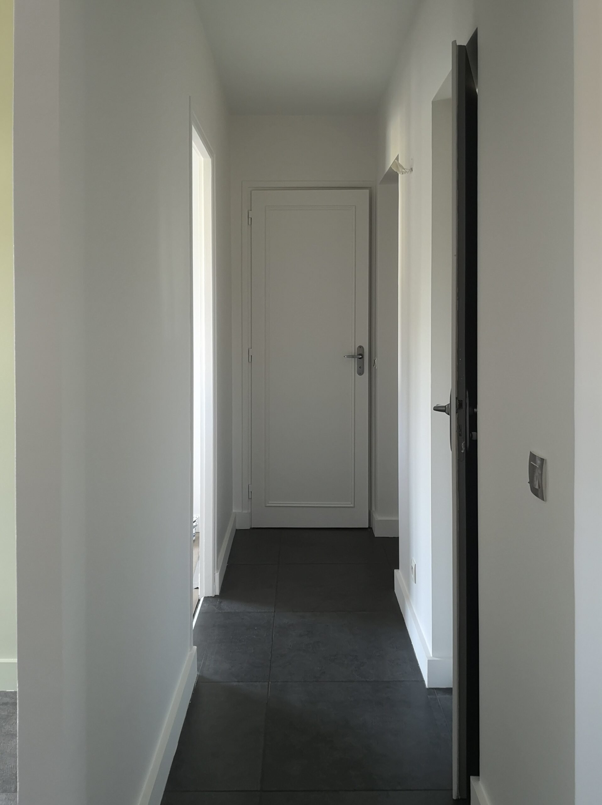 Couloir après rafraichissement des peintures (plafond, murs et portes)