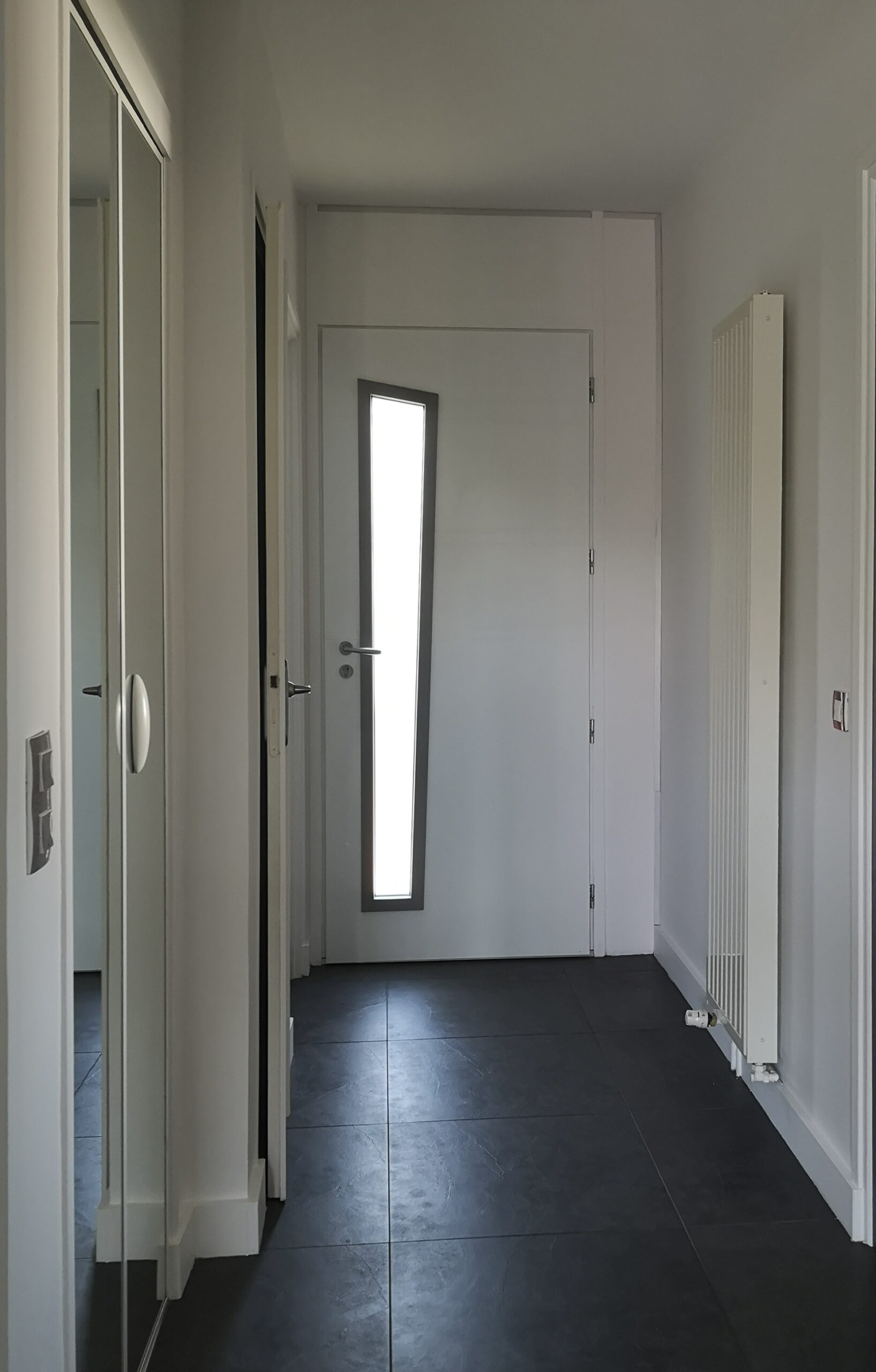 Entrée après rafraichissement, peinture plafond, murs et portes