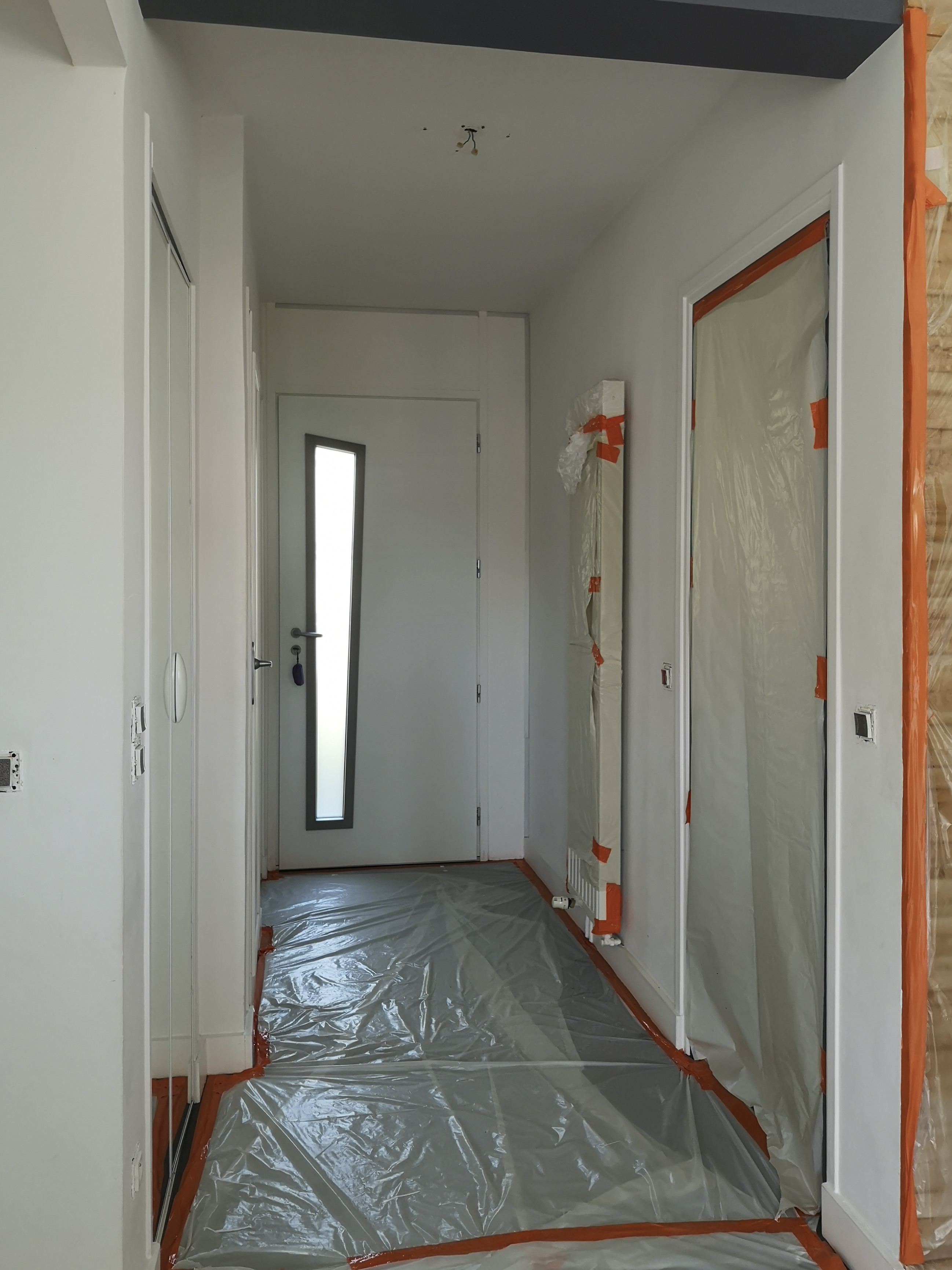 Protection de l'entrée avant travaux de peinture