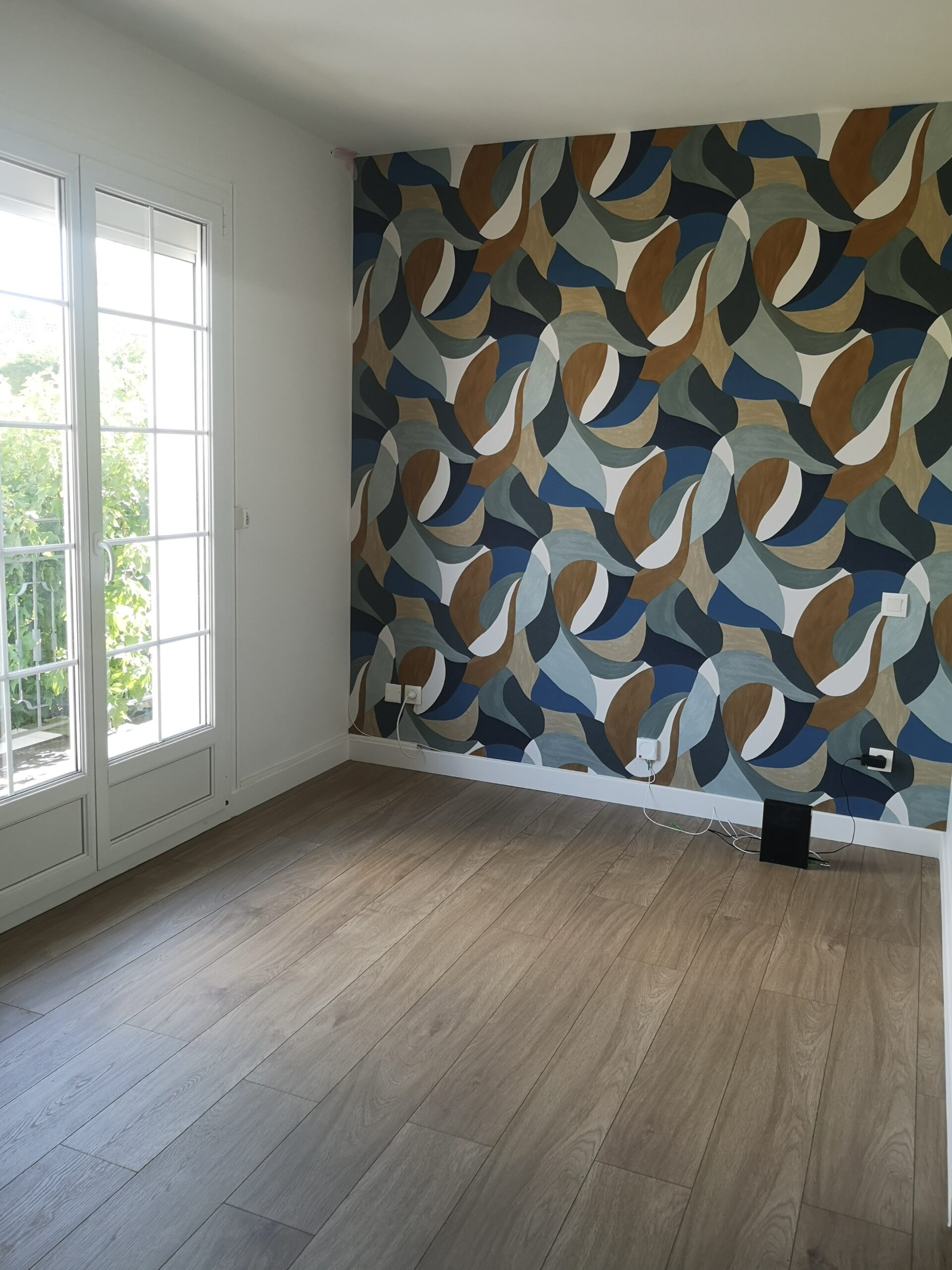 Salon TV après travaux : pose d'un papier peint Casamance, peinture des murs et pose d'un sol stratifié