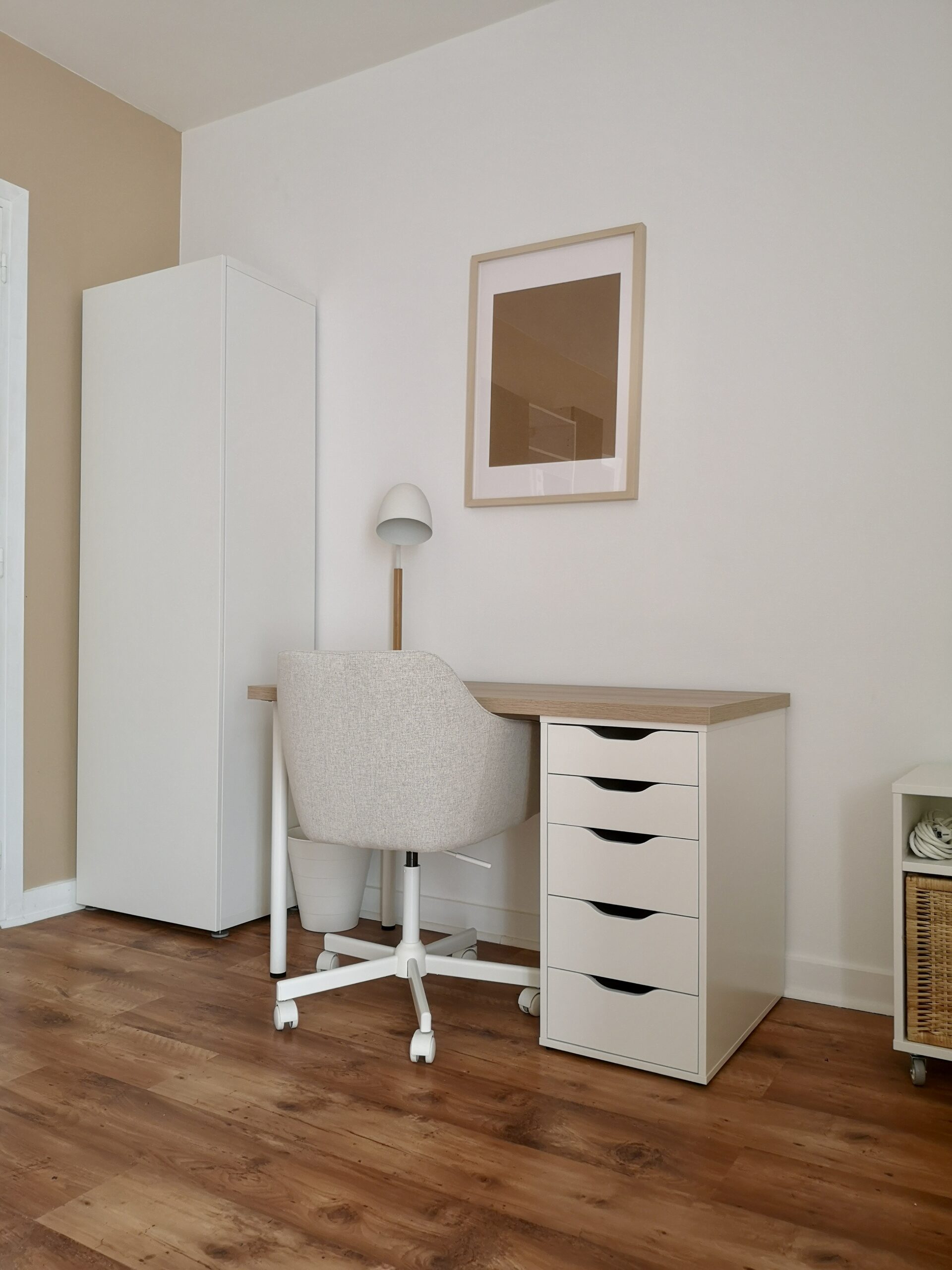 Studio étudiant : coin bureau avec tiroirs de rangement et une grande colonne de rangement/dressing