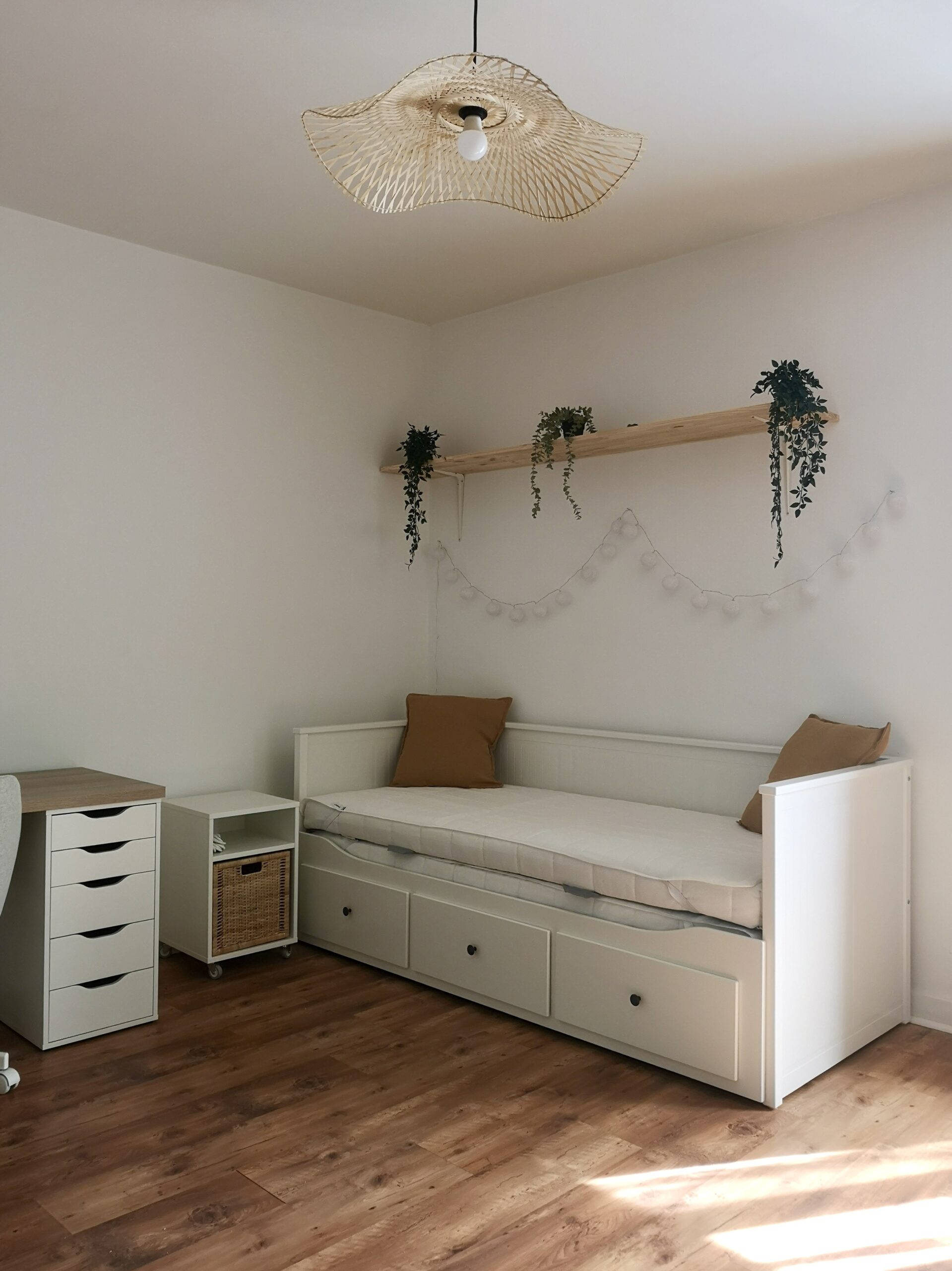 Aménagement du studio étudiant : coin lit avec banquette convertible