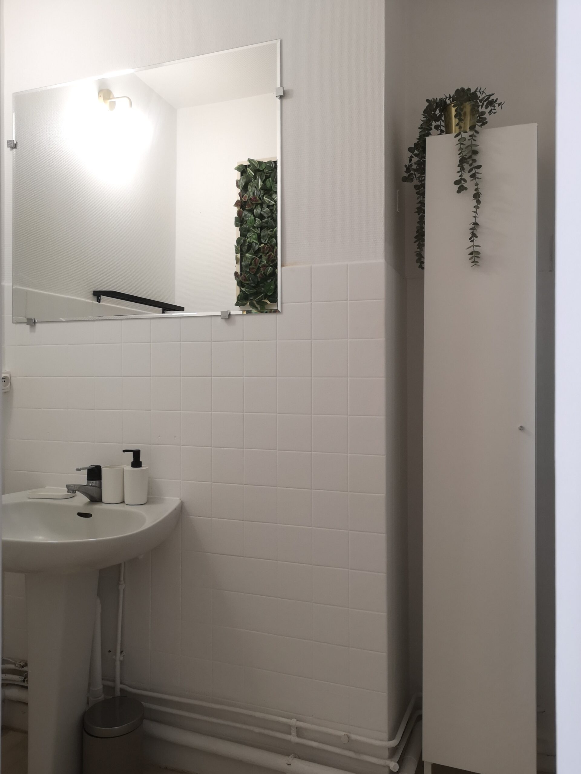 Aménagement de la salle d'eau avec colonne de rangement