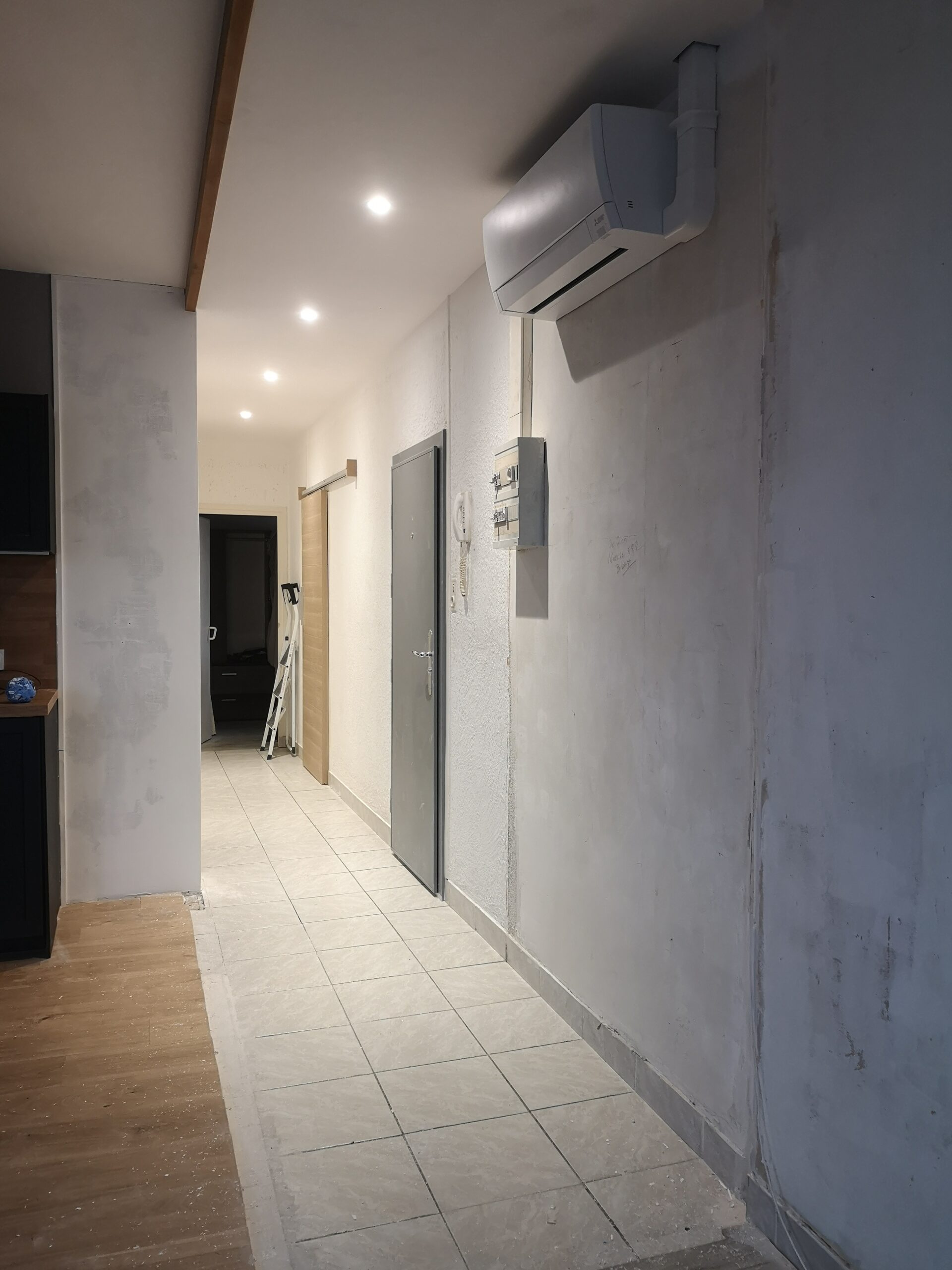 Repris des enduits dans le couloir, enduit sur crépi