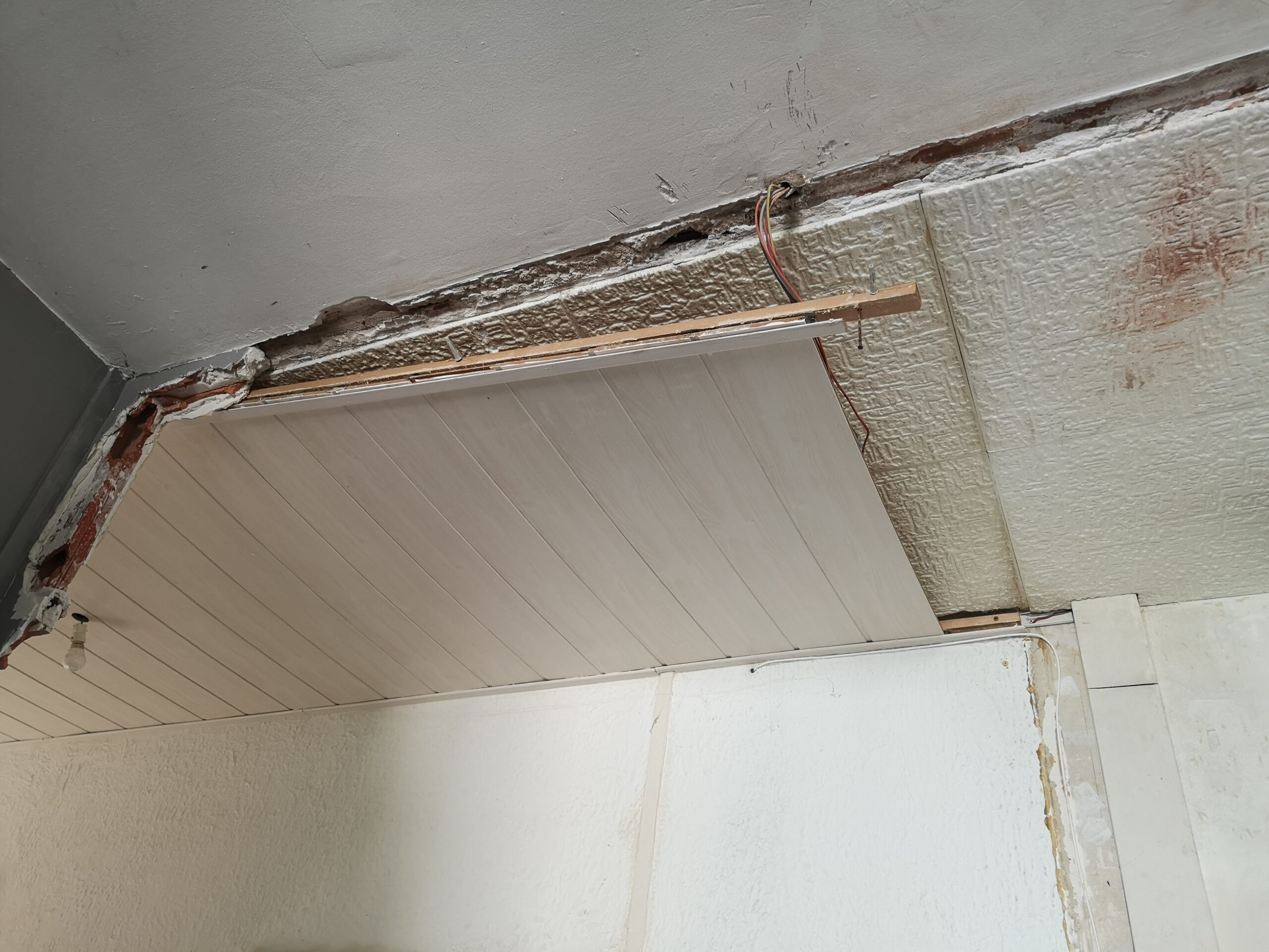 Faux plafond en lambris et dalles polystyrène