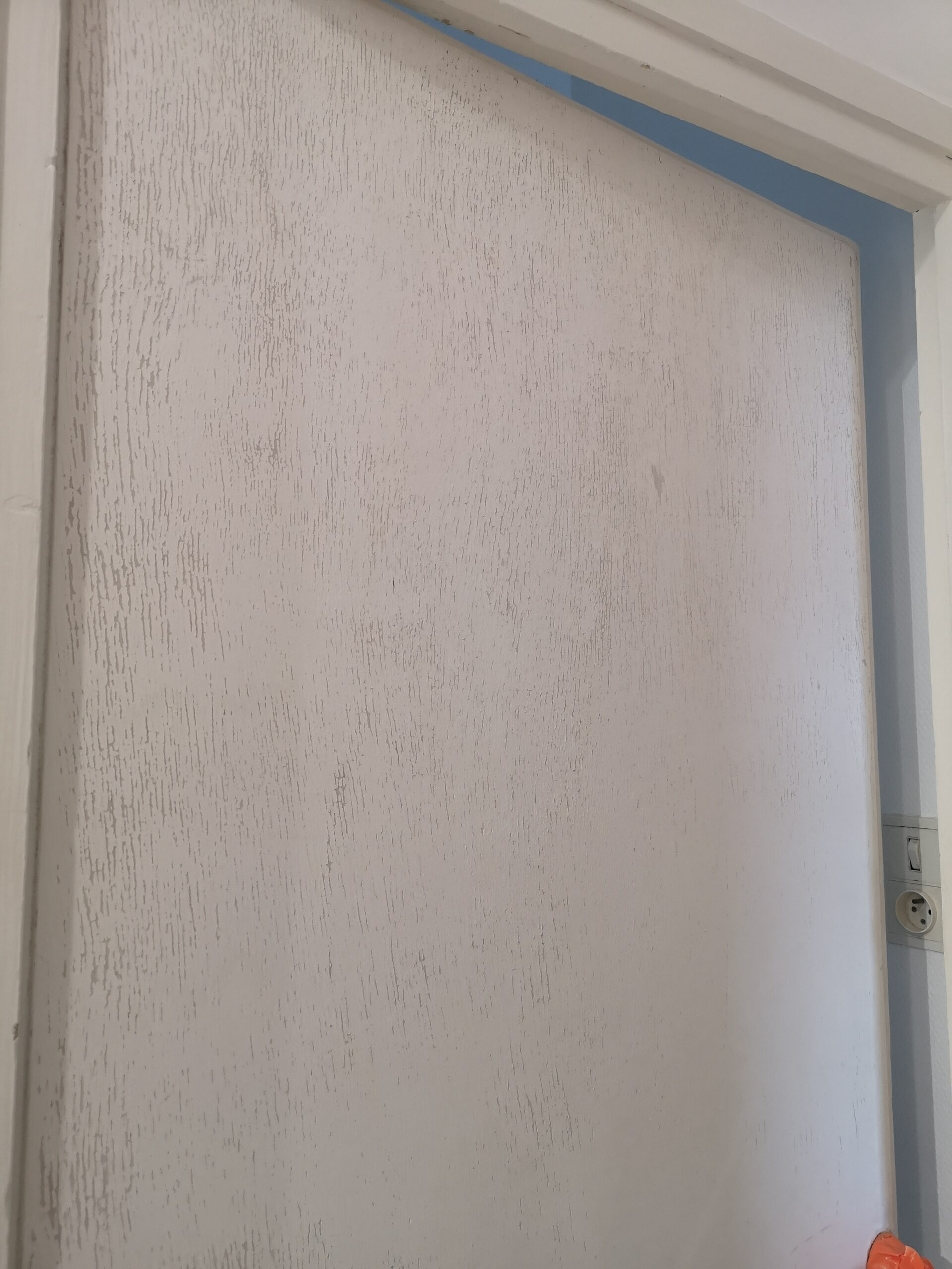 Peinture craquelée sur une porte intérieure