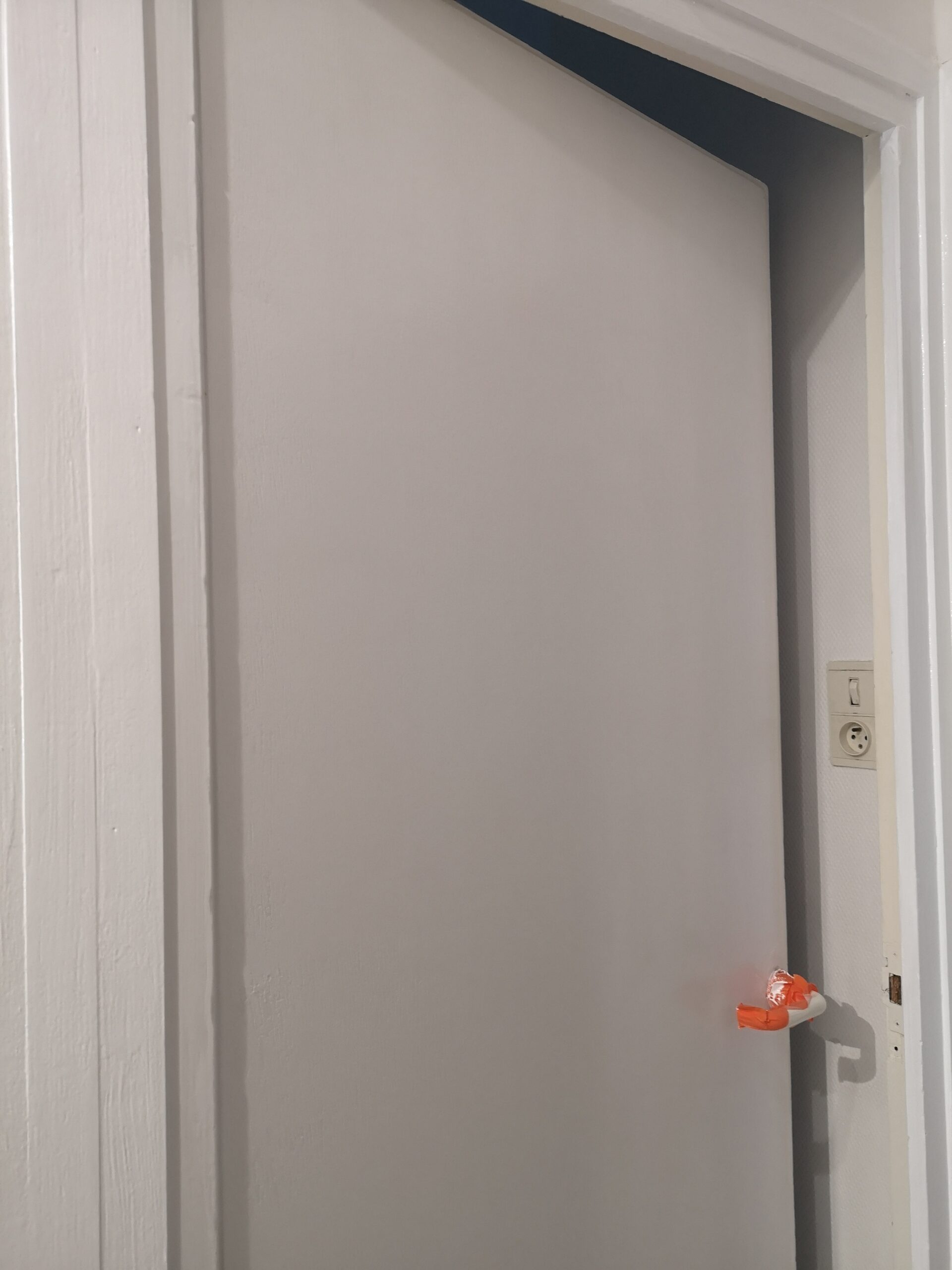 Porte après application d'une couche de laque polyuréthane