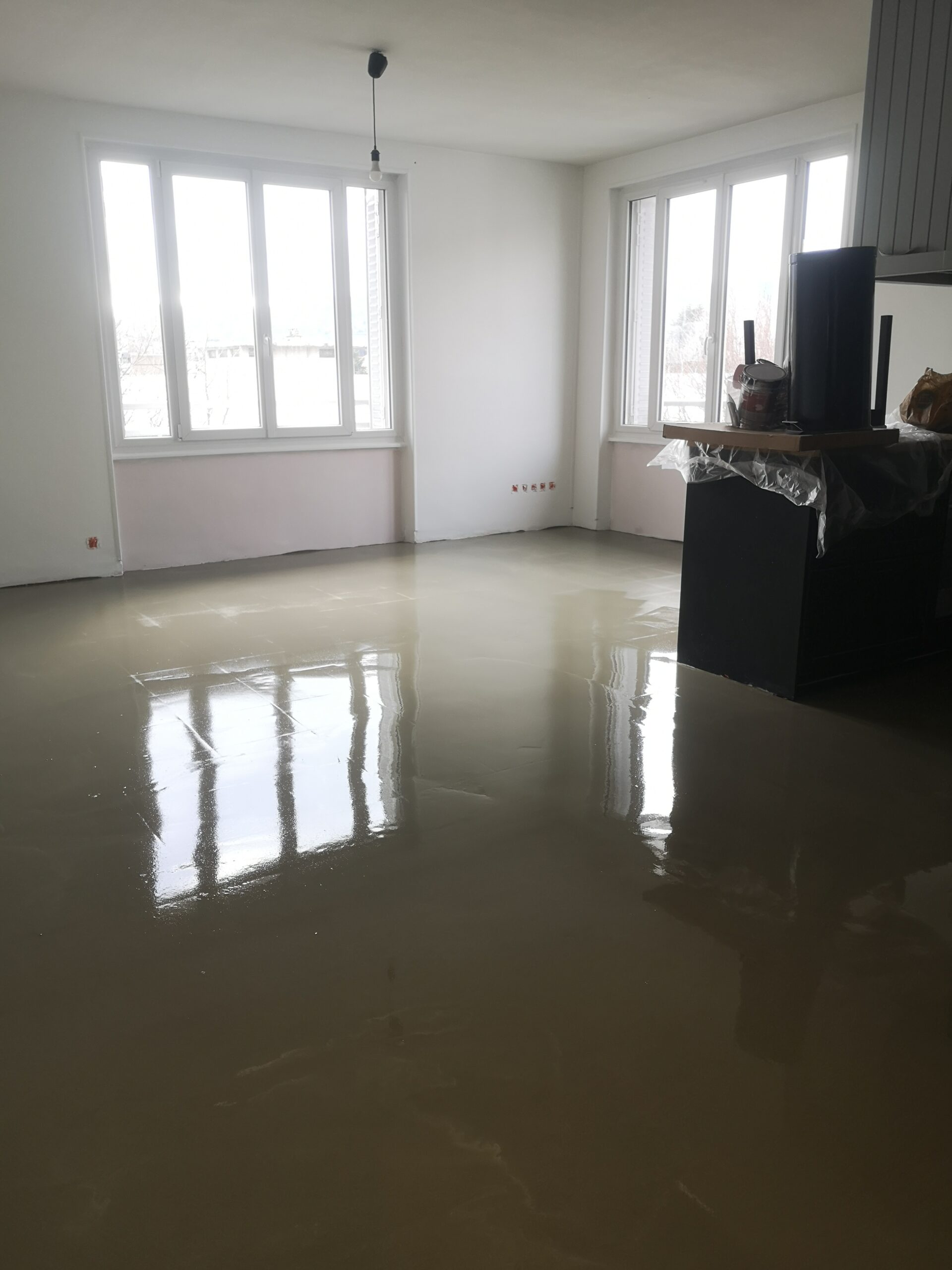 Ragréage sur carrelage pour égaliser le sol avant la pose de lames LVT