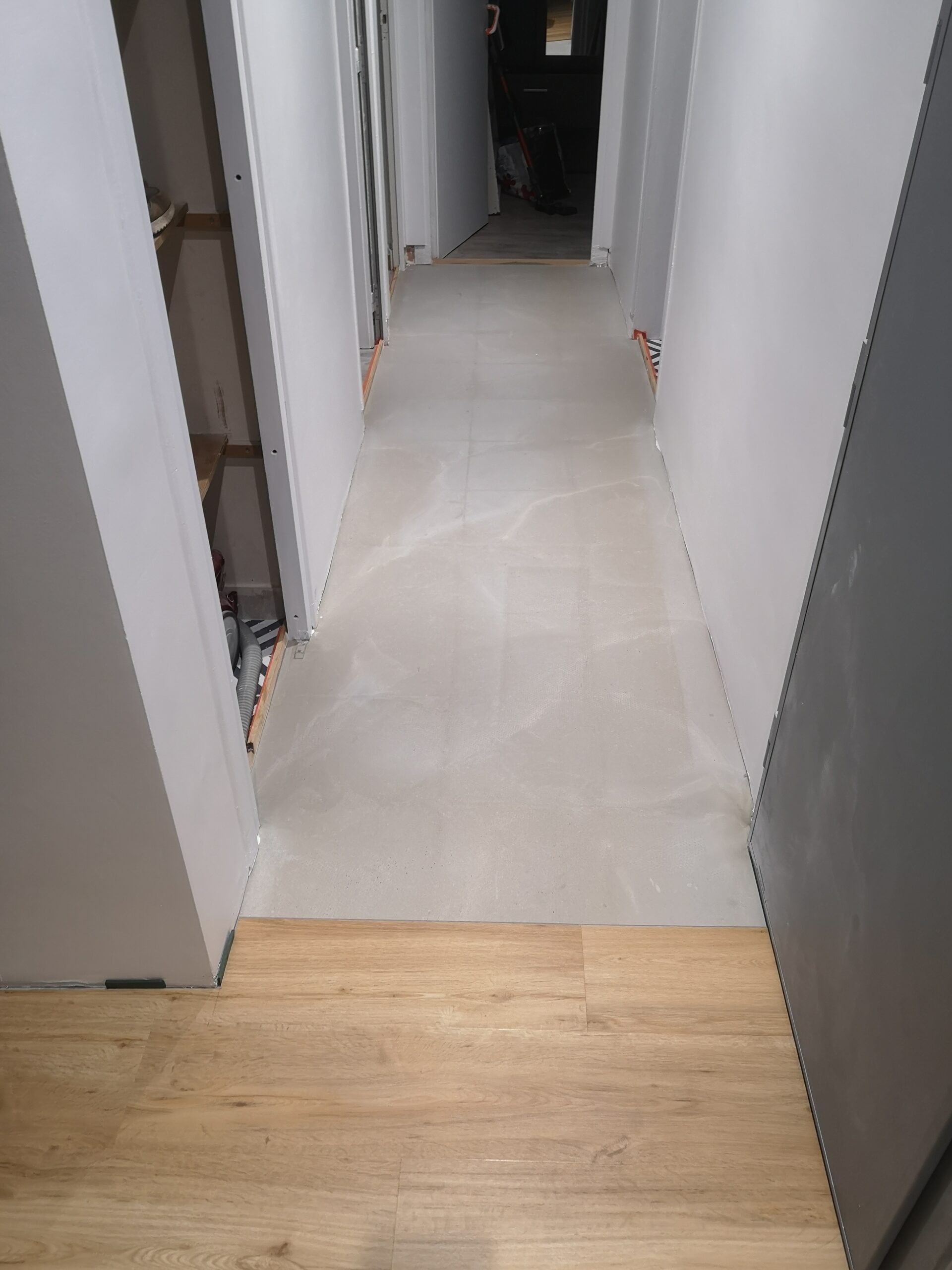 Pose d'un sol en lames LVT